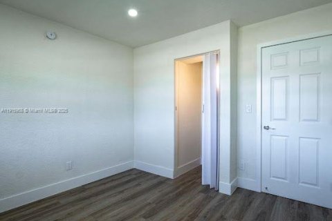 Casa en venta en Lauderhill, Florida, 4 dormitorios, 120.96 m2 № 1970774 - foto 18