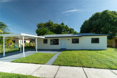 Casa en venta en Lauderhill, Florida, 4 dormitorios, 120.96 m2 № 1970774 - foto 1