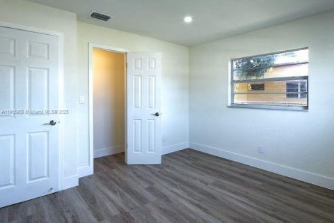 Casa en venta en Lauderhill, Florida, 4 dormitorios, 120.96 m2 № 1970774 - foto 14