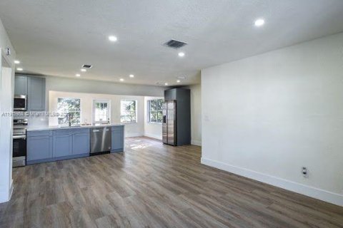 Casa en venta en Lauderhill, Florida, 4 dormitorios, 120.96 m2 № 1970774 - foto 2