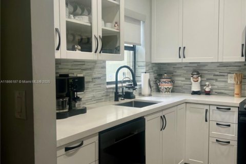 Купить кондоминиум в Коконат Крик, Флорида 2 спальни, 90.86м2, № 1979795 - фото 1