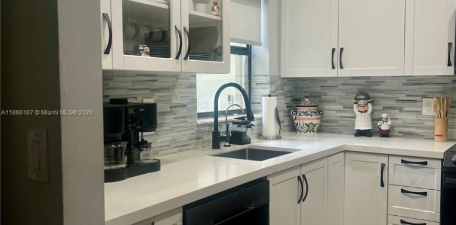 Кондоминиум с 2 спальнями в Коконат Крик, Флорида № 1979795