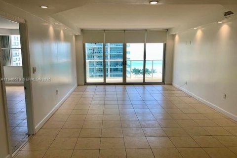 Condo in Miami Beach, Florida, 2 bedrooms  № 2000417 - photo 5