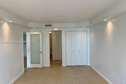 Condo in Miami Beach, Florida, 2 bedrooms  № 2000417 - photo 11