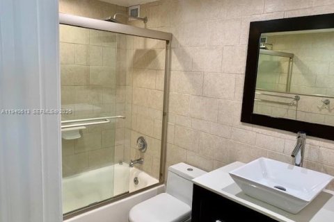 Condo in Miami Beach, Florida, 2 bedrooms  № 2000417 - photo 15