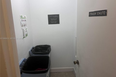 Condo in Miami Beach, Florida, 2 bedrooms  № 2000417 - photo 30