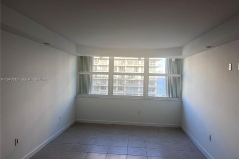 Condo in Miami Beach, Florida, 2 bedrooms  № 2000417 - photo 18