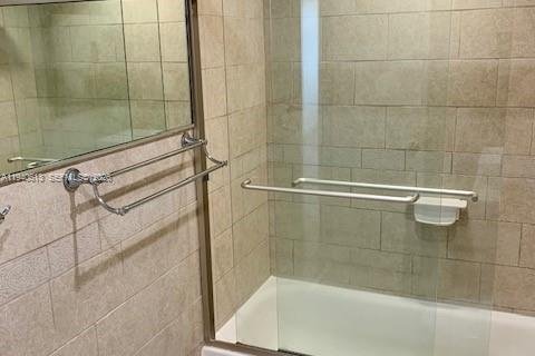 Condo in Miami Beach, Florida, 2 bedrooms  № 2000417 - photo 17