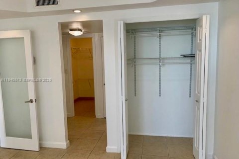 Condo in Miami Beach, Florida, 2 bedrooms  № 2000417 - photo 13