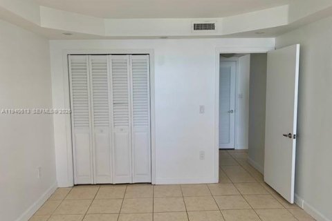 Condo in Miami Beach, Florida, 2 bedrooms  № 2000417 - photo 26