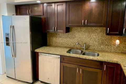 Condo in Miami Beach, Florida, 2 bedrooms  № 2000417 - photo 20