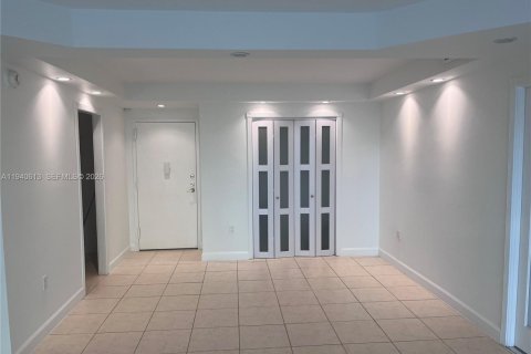 Condo in Miami Beach, Florida, 2 bedrooms  № 2000417 - photo 4