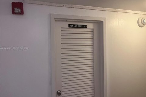 Condo in Miami Beach, Florida, 2 bedrooms  № 2000417 - photo 29