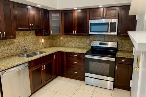 Condo in Miami Beach, Florida, 2 bedrooms  № 2000417 - photo 19