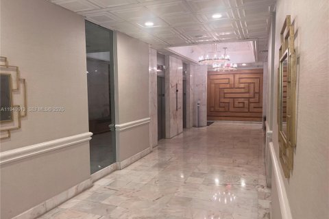 Condo in Miami Beach, Florida, 2 bedrooms  № 2000417 - photo 2