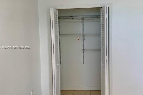 Condo in Miami Beach, Florida, 2 bedrooms  № 2000417 - photo 27