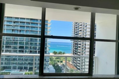 Condo in Miami Beach, Florida, 2 bedrooms  № 2000417 - photo 24