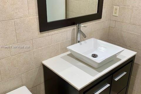 Condo in Miami Beach, Florida, 2 bedrooms  № 2000417 - photo 16