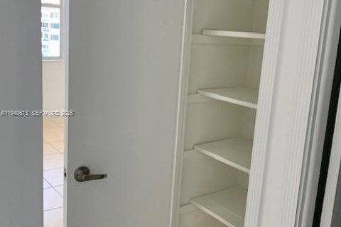 Condo in Miami Beach, Florida, 2 bedrooms  № 2000417 - photo 28