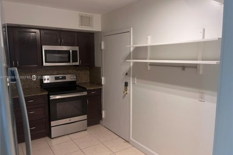 Condo in Miami Beach, Florida, 2 bedrooms  № 2000417 - photo 21