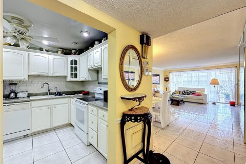 Condo in Hallandale Beach, Florida, 2 bedrooms № 2075184 - photo 12