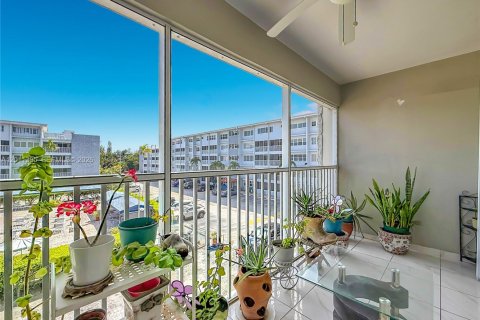 Condo in Hallandale Beach, Florida, 2 bedrooms № 2075184 - photo 19
