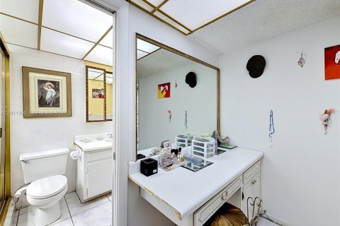 Condo in Hallandale Beach, Florida, 2 bedrooms № 2075184 - photo 30