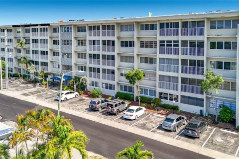Condo in Hallandale Beach, Florida, 2 bedrooms № 2075184 - photo 4