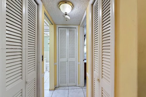 Condo in Hallandale Beach, Florida, 2 bedrooms № 2075184 - photo 24