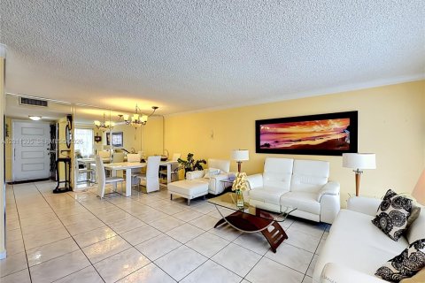 Condo in Hallandale Beach, Florida, 2 bedrooms № 2075184 - photo 14