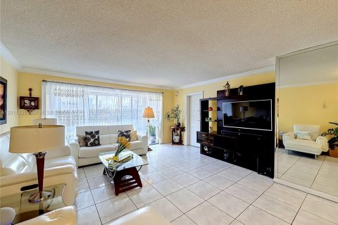 Condo in Hallandale Beach, Florida, 2 bedrooms № 2075184 - photo 17