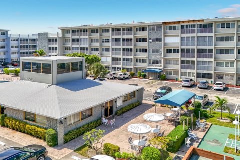 Condo in Hallandale Beach, Florida, 2 bedrooms № 2075184 - photo 5