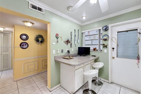 Condo in Hallandale Beach, Florida, 2 bedrooms № 2075184 - photo 10