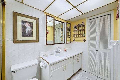 Condo in Hallandale Beach, Florida, 2 bedrooms № 2075184 - photo 27