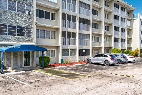 Condo in Hallandale Beach, Florida, 2 bedrooms № 2075184 - photo 7