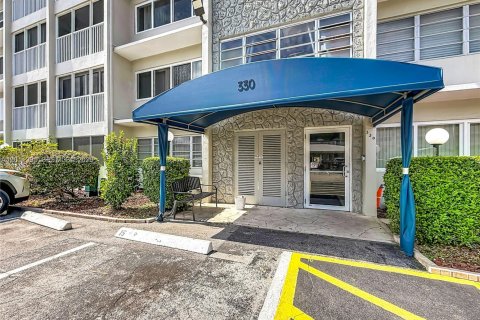 Condo in Hallandale Beach, Florida, 2 bedrooms № 2075184 - photo 6
