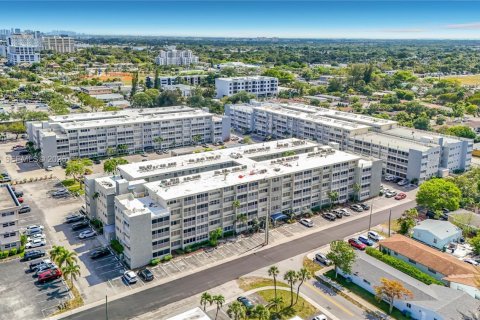 Condo in Hallandale Beach, Florida, 2 bedrooms  № 2075184