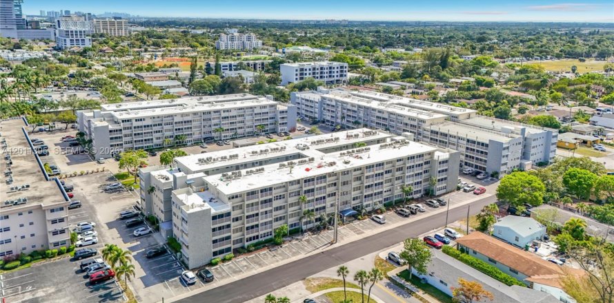 Condo in Hallandale Beach, Florida, 2 bedrooms № 2075184