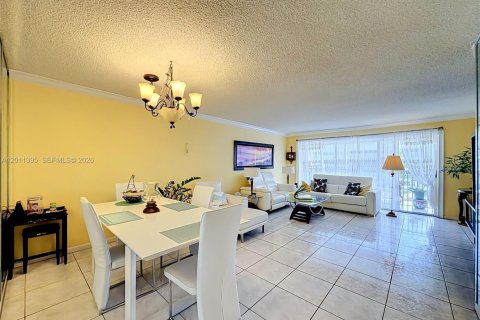 Condo in Hallandale Beach, Florida, 2 bedrooms № 2075184 - photo 18