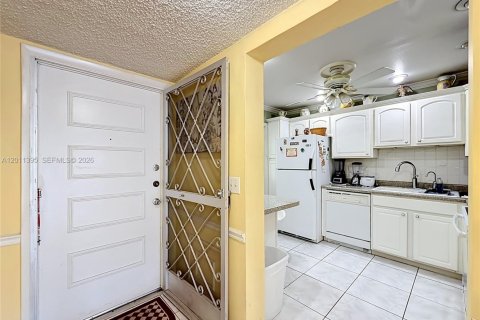 Condo in Hallandale Beach, Florida, 2 bedrooms № 2075184 - photo 8