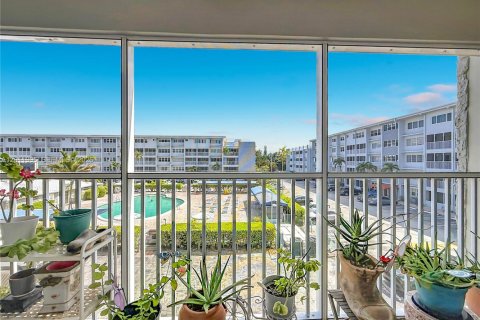 Condo in Hallandale Beach, Florida, 2 bedrooms № 2075184 - photo 22