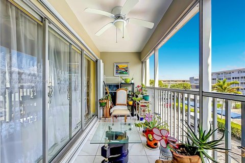Condo in Hallandale Beach, Florida, 2 bedrooms № 2075184 - photo 20