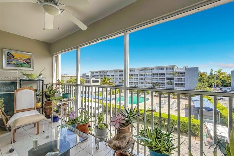 Condo in Hallandale Beach, Florida, 2 bedrooms № 2075184 - photo 21