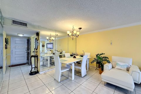 Condo in Hallandale Beach, Florida, 2 bedrooms № 2075184 - photo 13