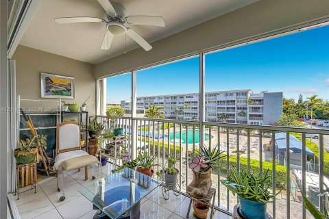 Condo in Hallandale Beach, Florida, 2 bedrooms № 2075184 - photo 23