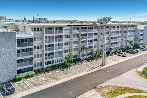 Condo in Hallandale Beach, Florida, 2 bedrooms № 2075184 - photo 3