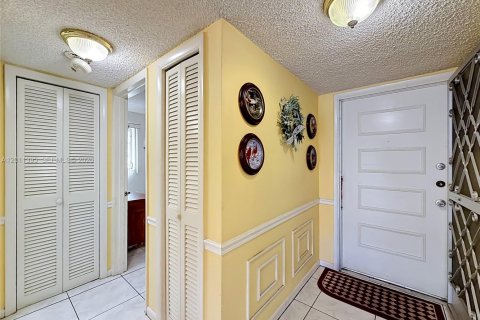 Condo in Hallandale Beach, Florida, 2 bedrooms № 2075184 - photo 25