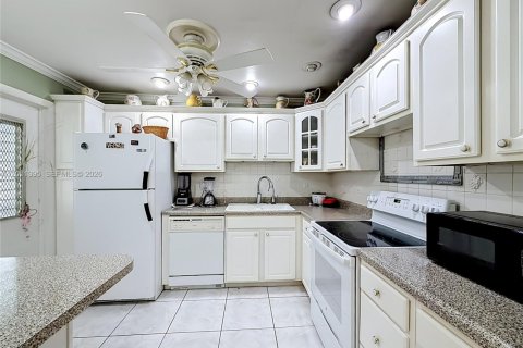 Condo in Hallandale Beach, Florida, 2 bedrooms № 2075184 - photo 11