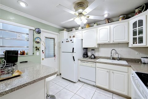Condo in Hallandale Beach, Florida, 2 bedrooms № 2075184 - photo 9