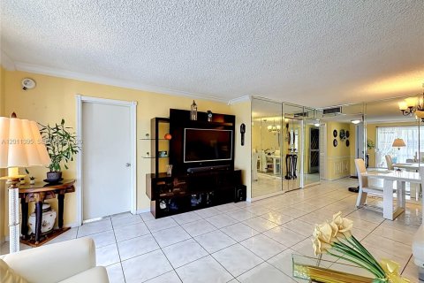 Condo in Hallandale Beach, Florida, 2 bedrooms № 2075184 - photo 15